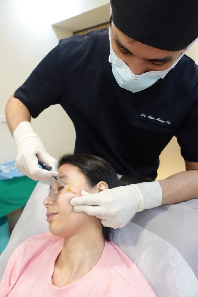 Dr. Ou Chia-Hung passing a 25G blunt cannula through the cheek ligament while injecting hyaluronic acid for hollow cheeks